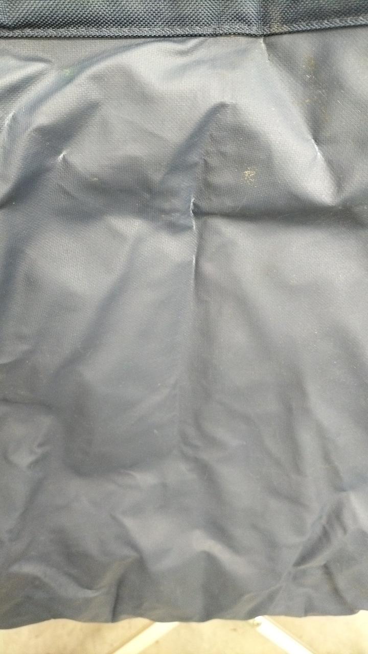 座面シート裏側キズあり