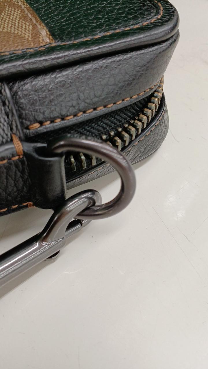 ショルダー金具に擦れによるキズあり。