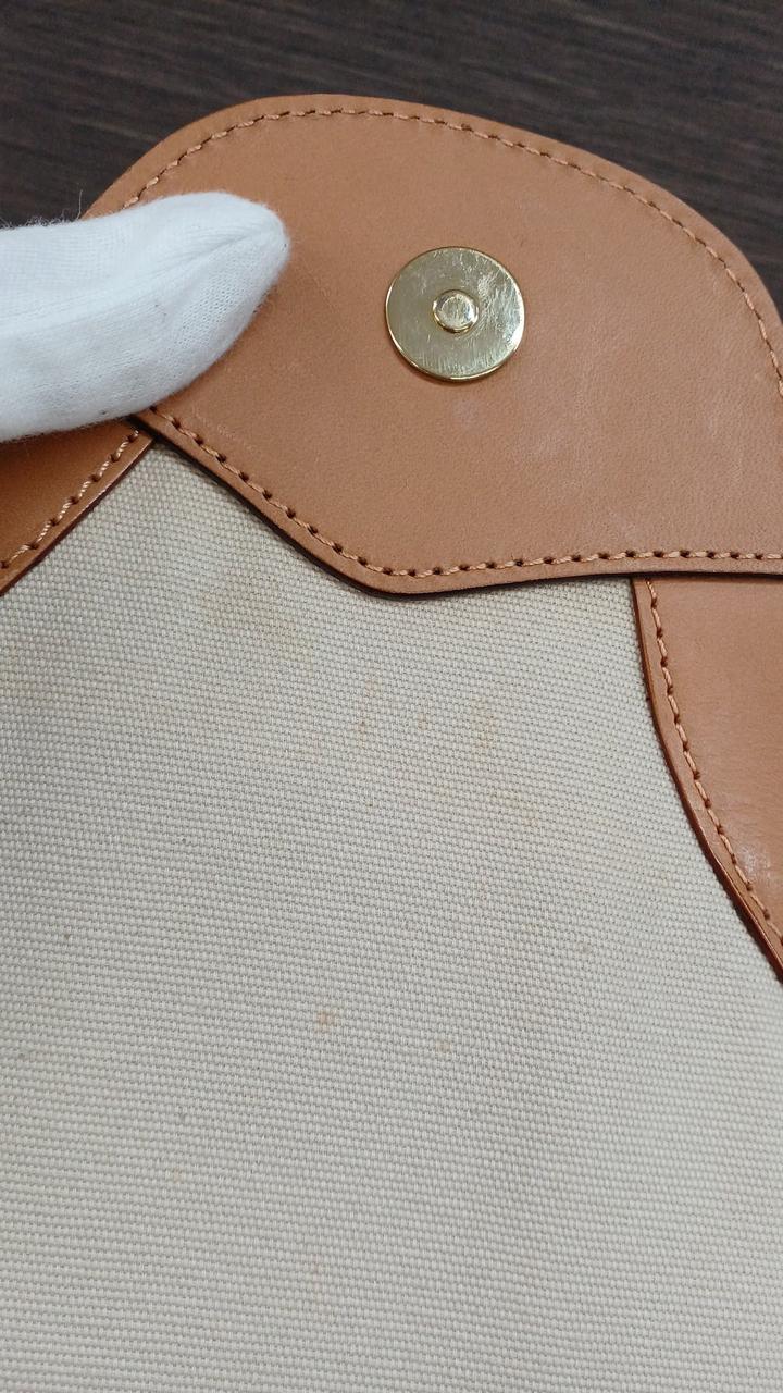 小さなシミあり。