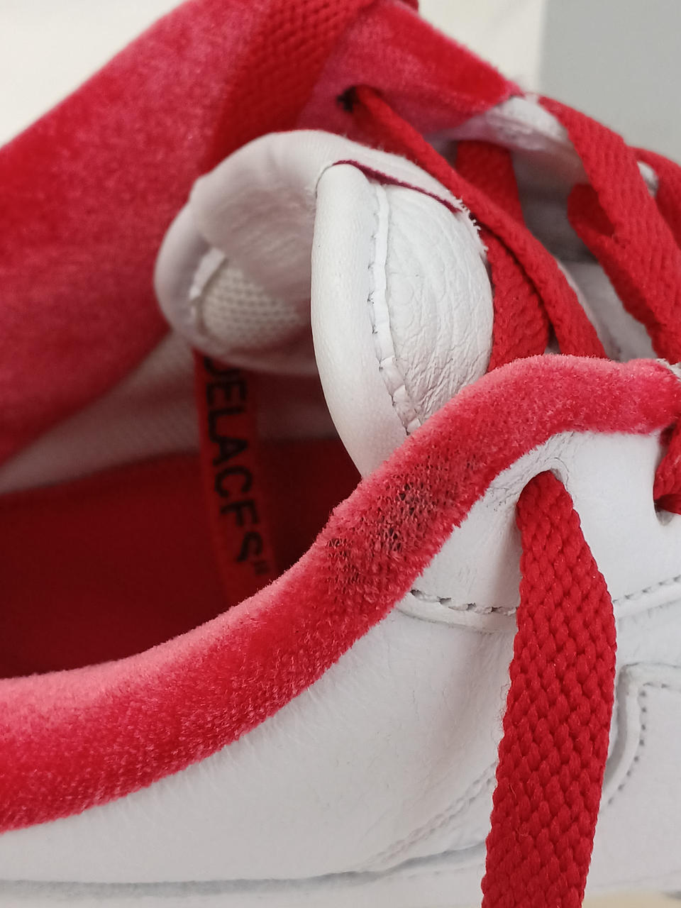 擦れて黒くなっています