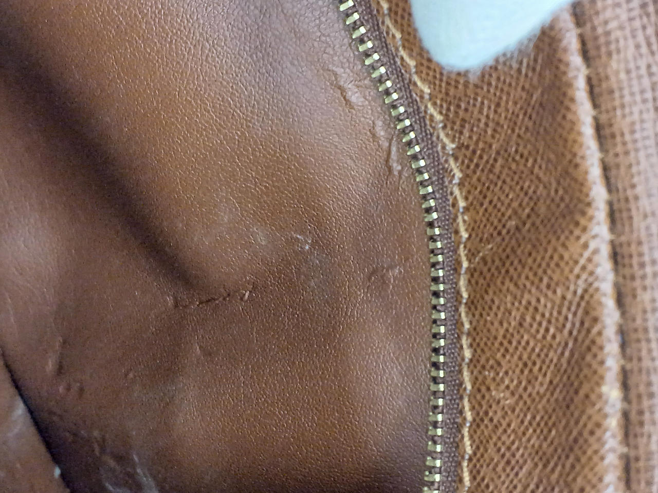 劣化あり　素材浮きあり