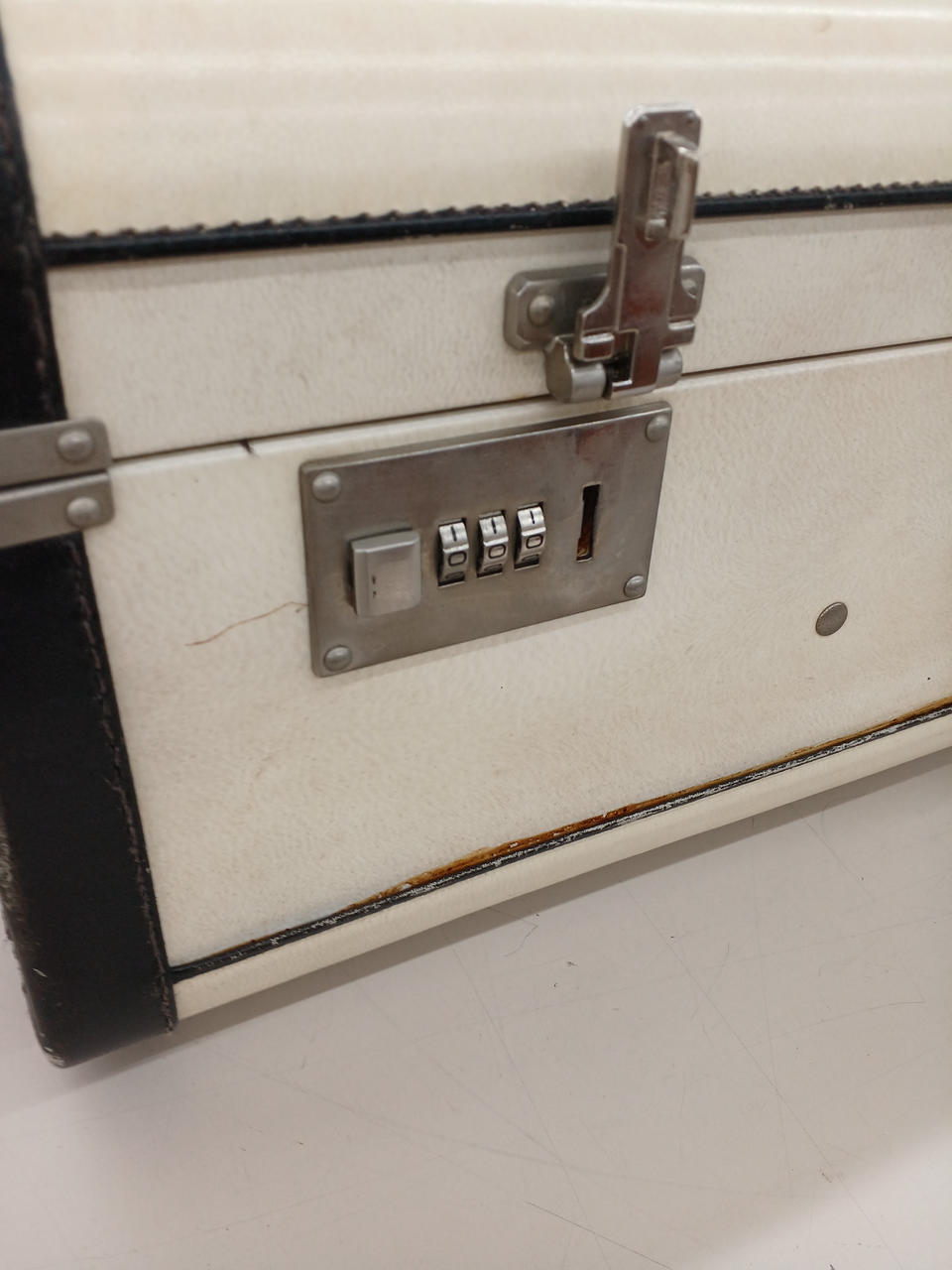 右に押し込んでから通常通りで開きました