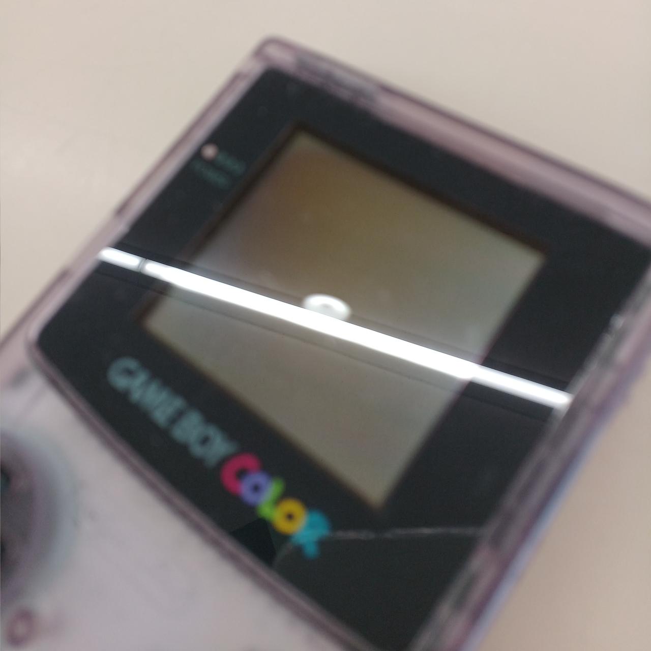 光の反射で凹みのような跡が見えます