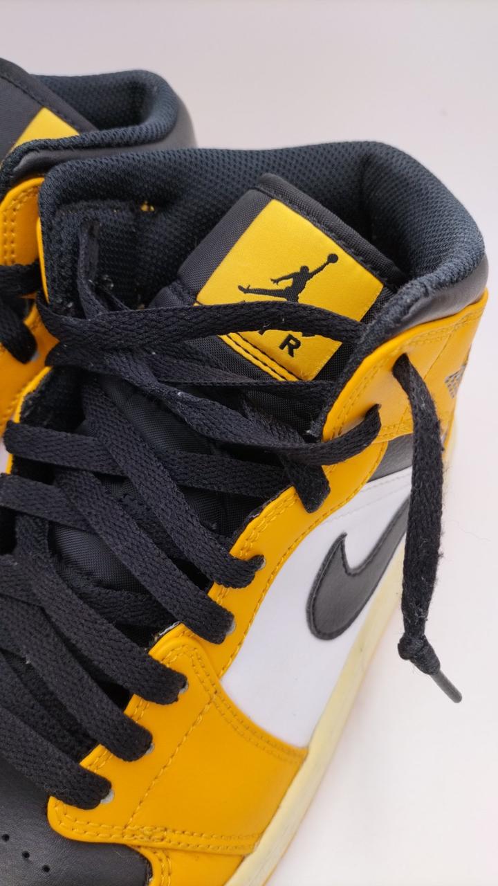 靴紐毛玉、毛羽立ちあり。