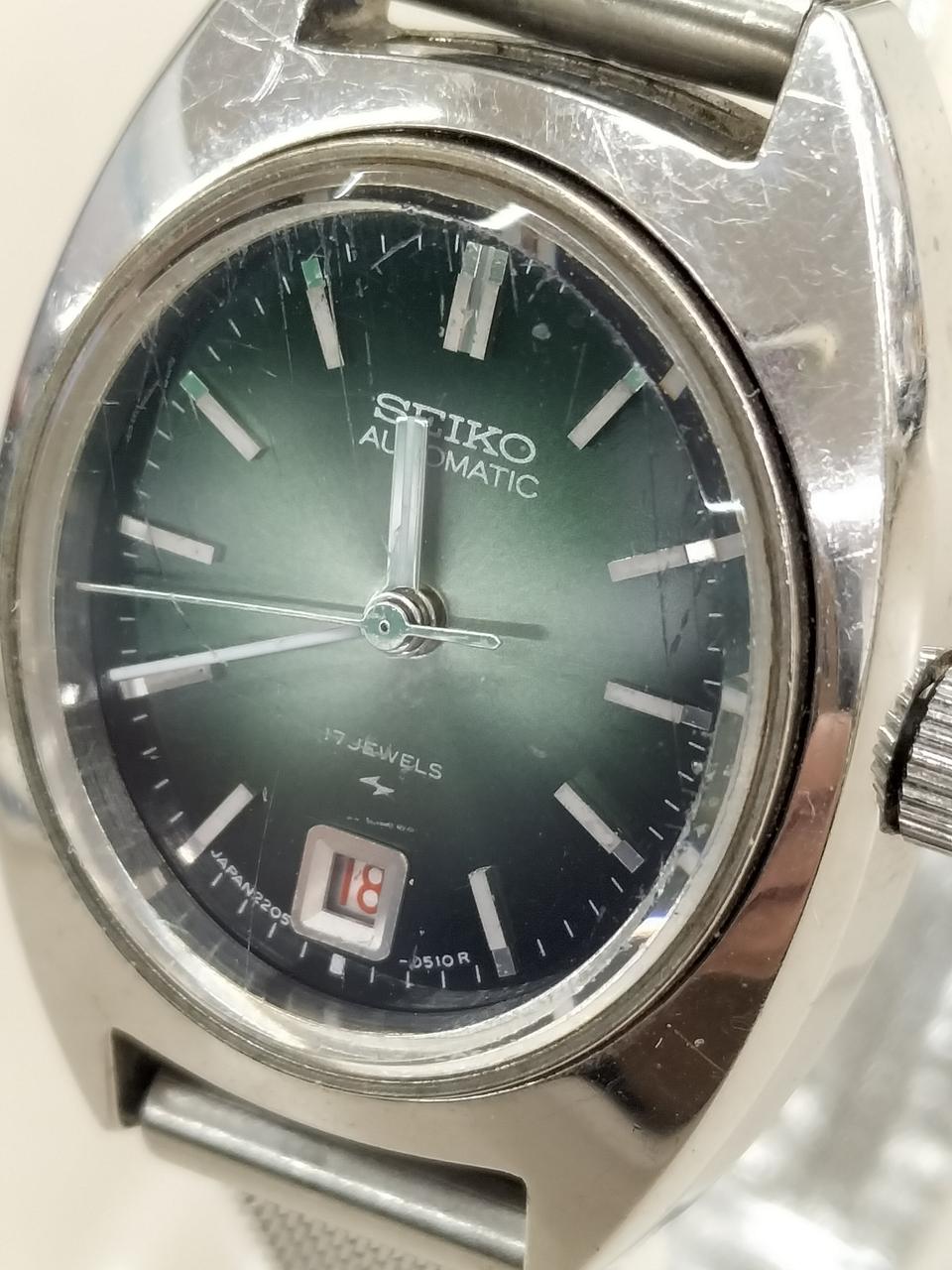 ケース、ベゼル、風防に目視できる傷あり