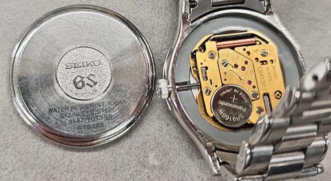 ムーブメント (カバーを外した状態)