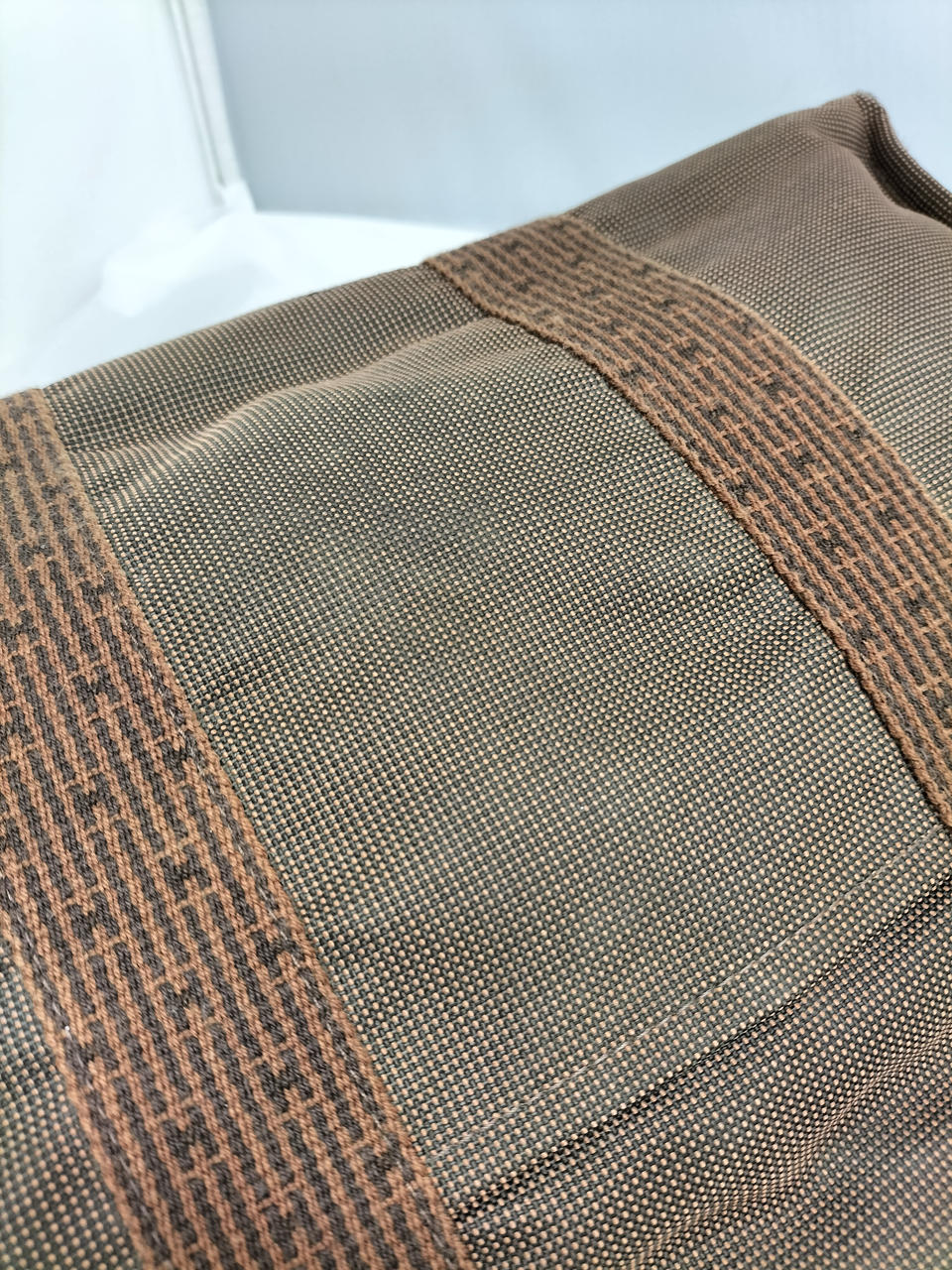 黒っぽい汚れ中心部に両面あり