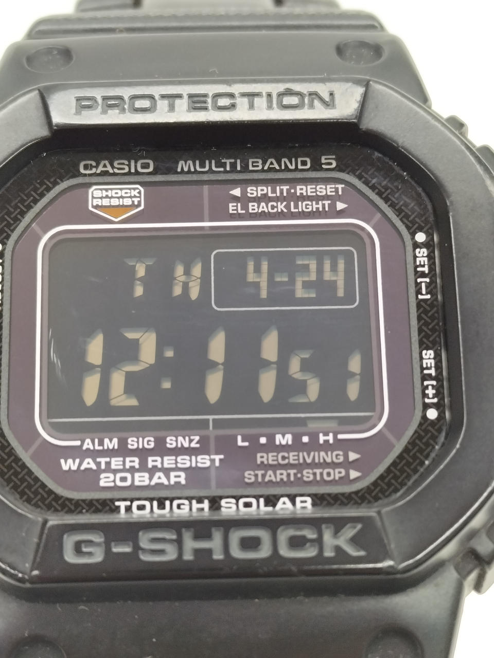 "12"のとなりに傷あり