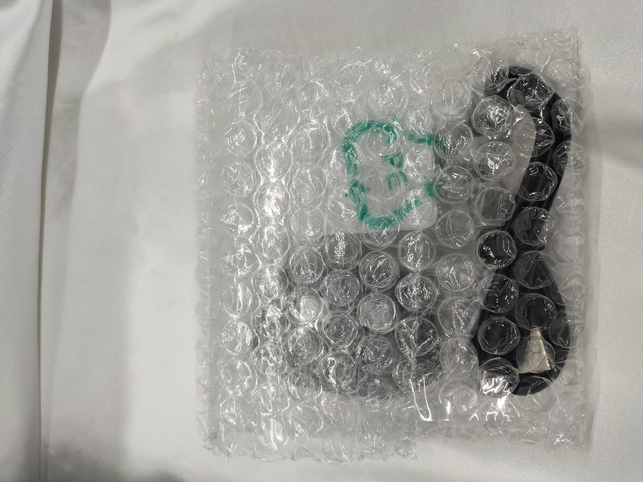 充電器とケーブル、コントローラーです