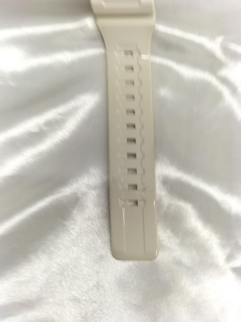 バンド黄みがかった変色あり