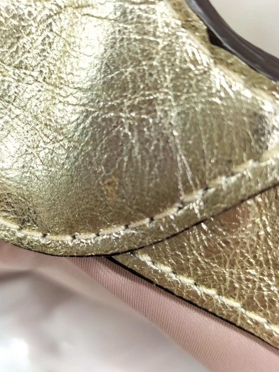 ハンドルの裏側に小さな汚れあり