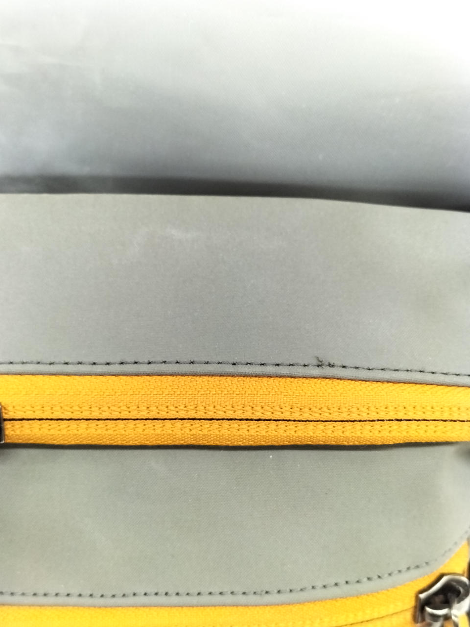 ファスナー上部に白くなった部分あり