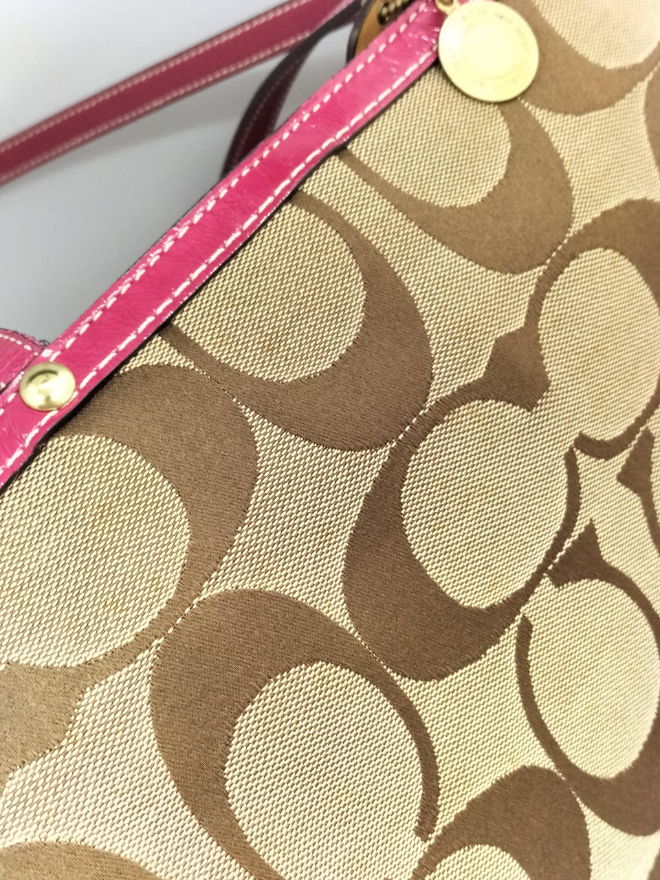 画像中央部分に変色あり