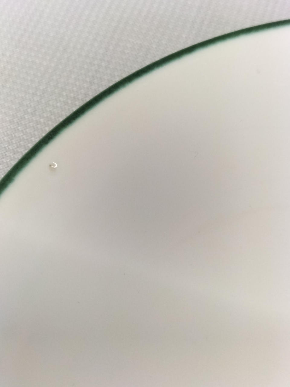 縁に製造過程でできる凹みあり