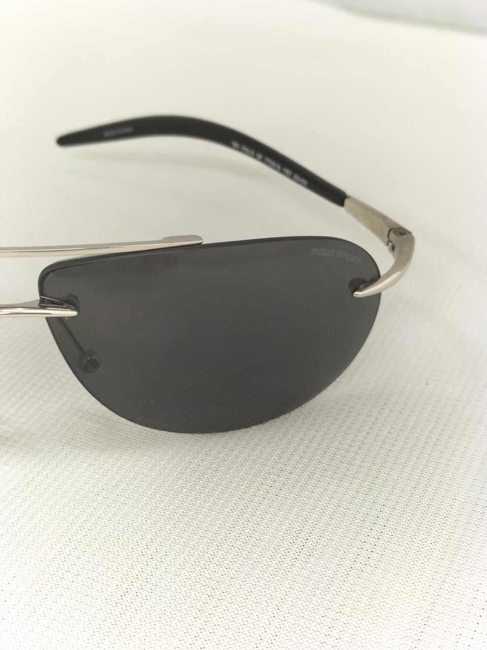 正面向かって右側のレンズに目に見える傷