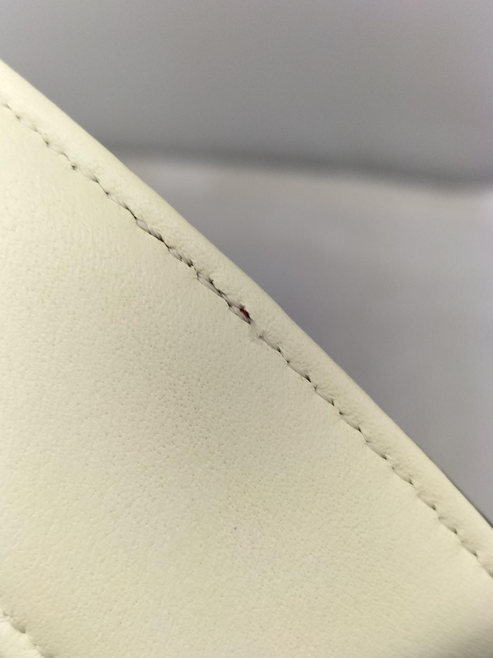 ハンドルの内側のステッチ1つ分剥がれあり