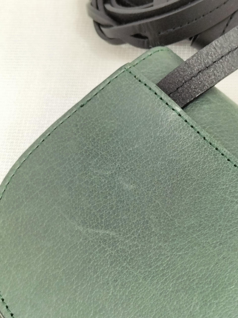背面部分にスレのようなものあり