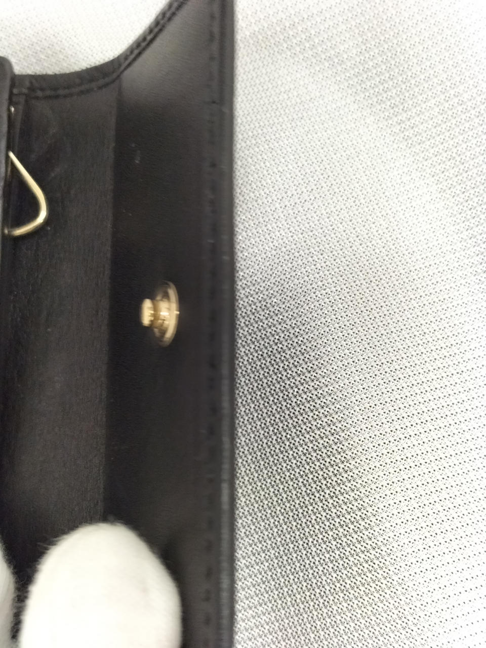 開いた右側に白い汚れあり