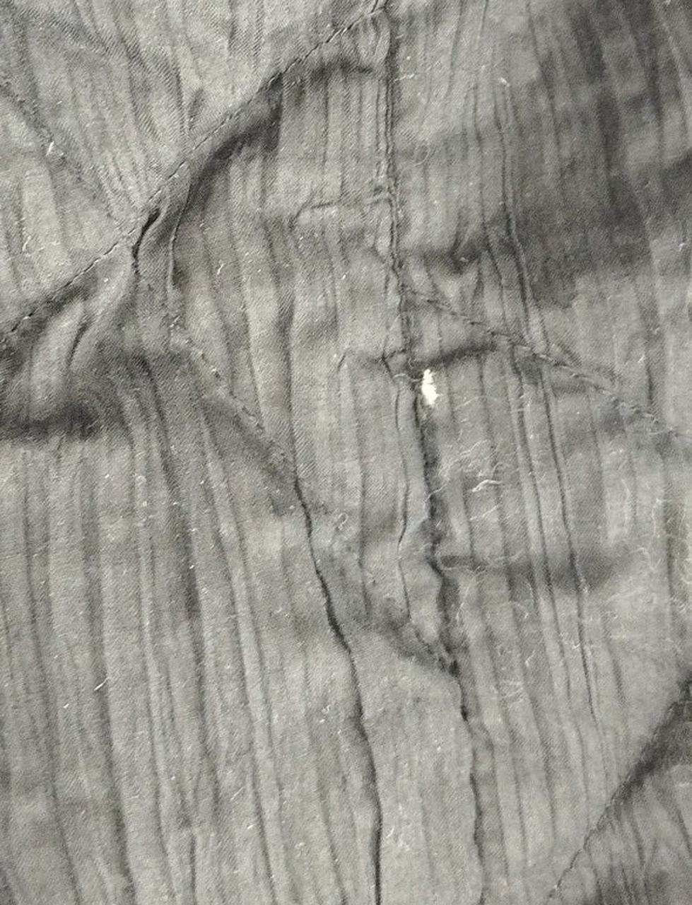 右袖に小さな穴あきあります。