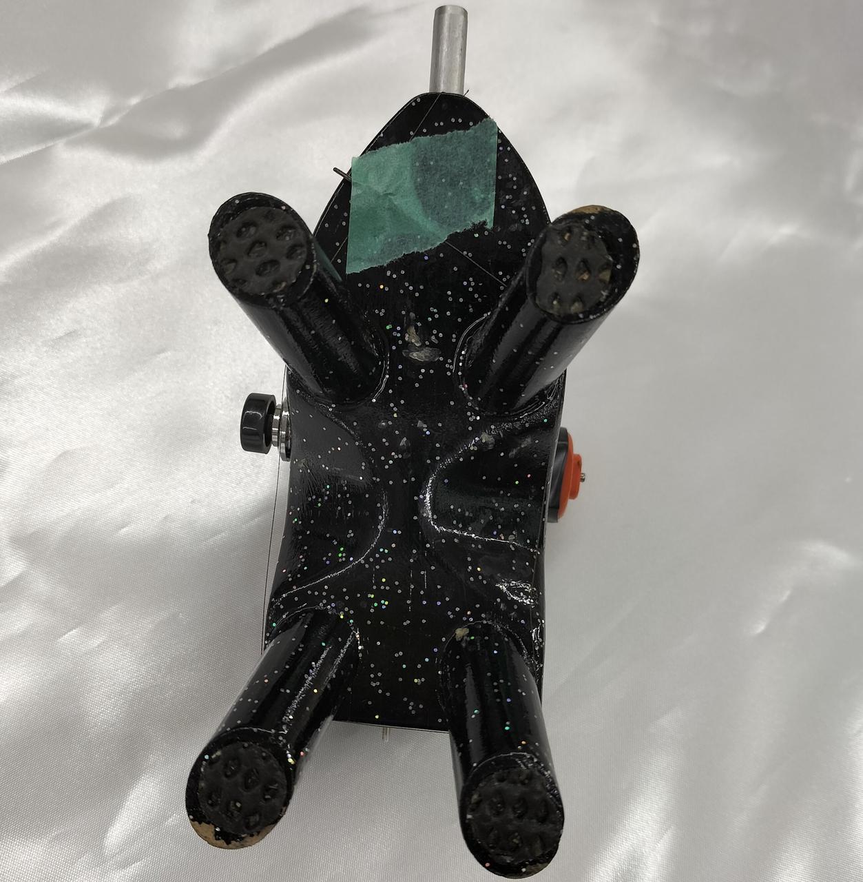 糸押さえるためテープを貼ってます