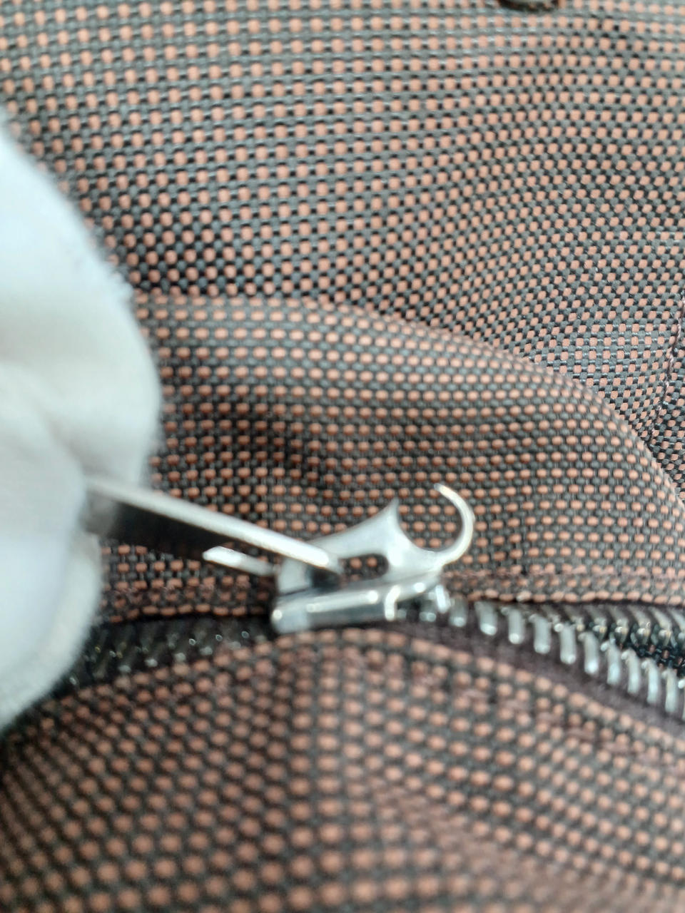 ファスナー破損してます。