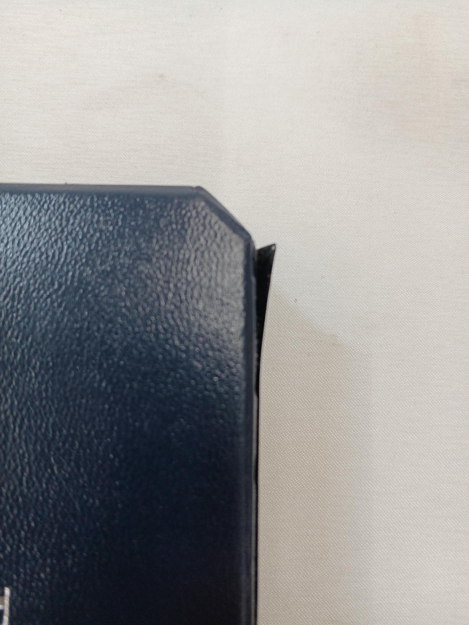 ケースの端部分が剥がれております。