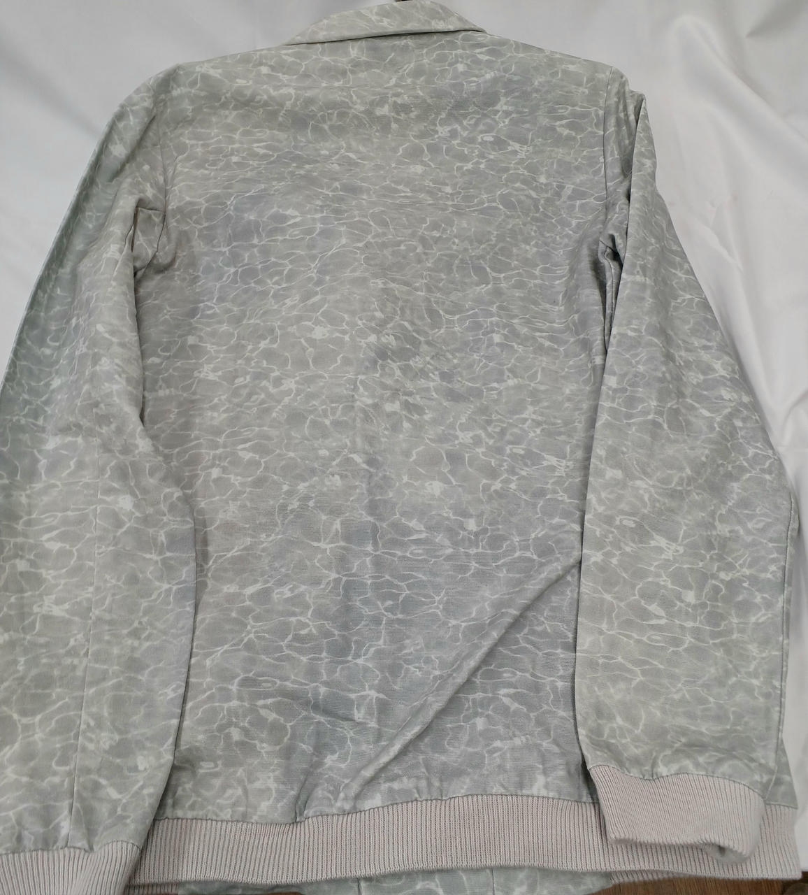 色ムラあります。　デザインかは不明です。