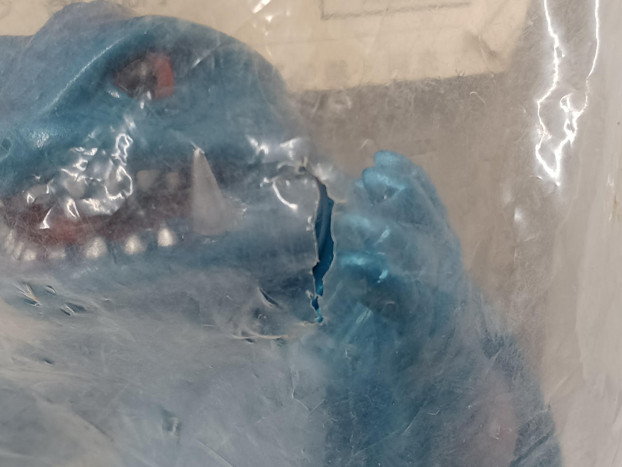 袋に穴が空いてます。