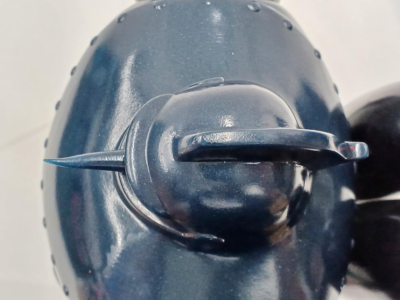 鼻パーツが曲がっています。