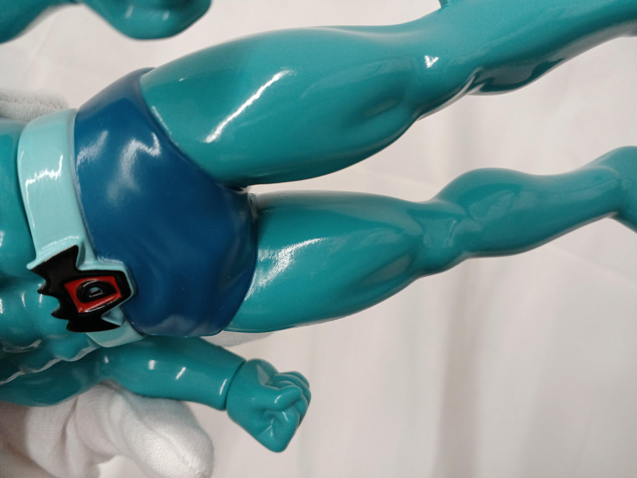 右足太ももにキズあり