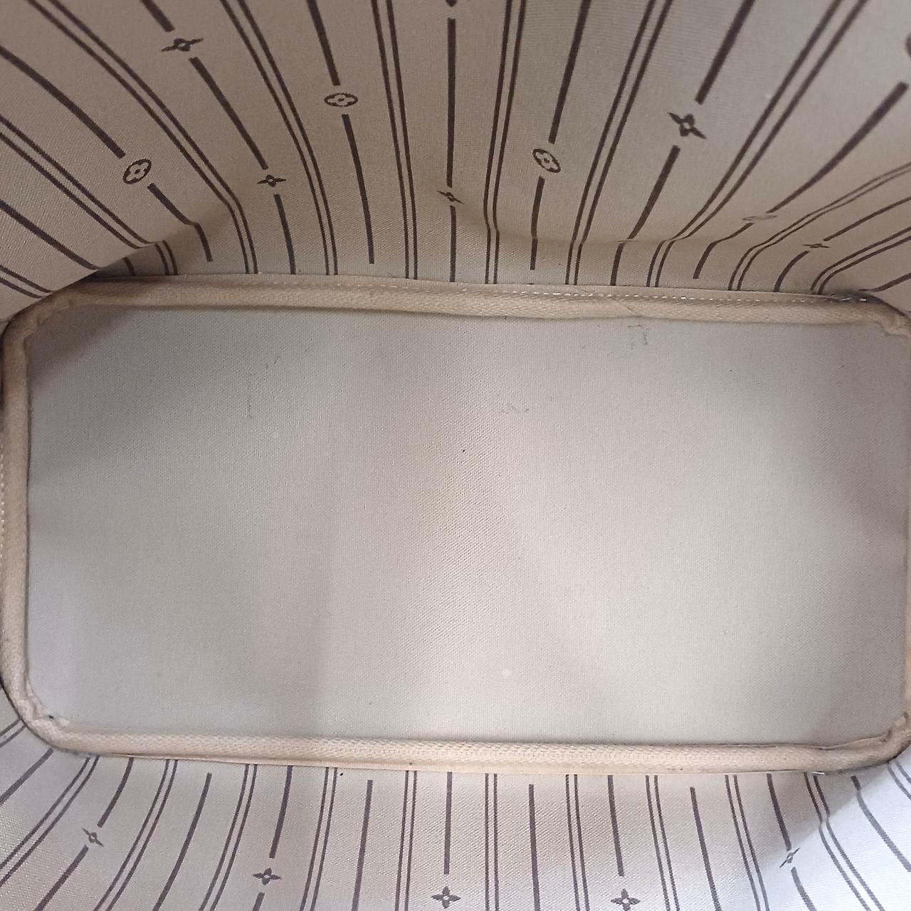 底にボールペン跡あります。