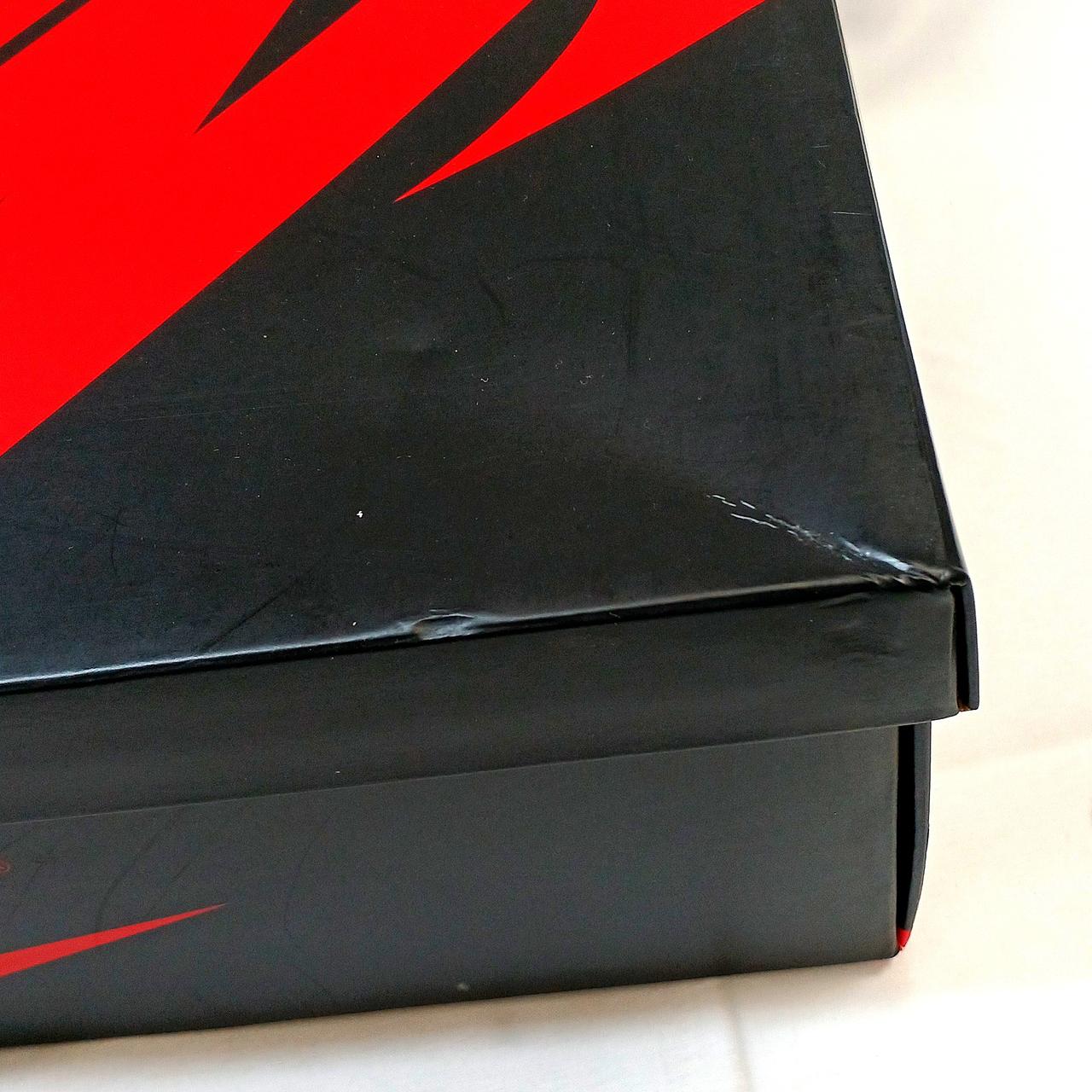 箱に凹み、キズあり。