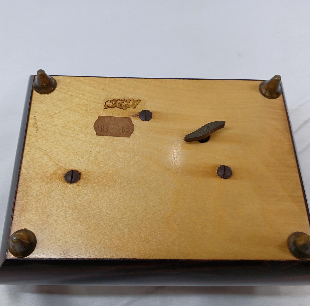 シール跡のような汚れあり