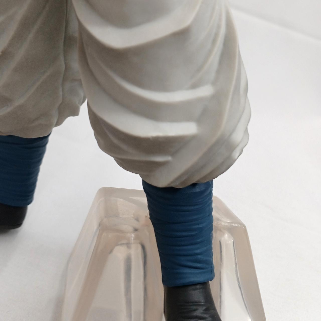 左足にキズあり。