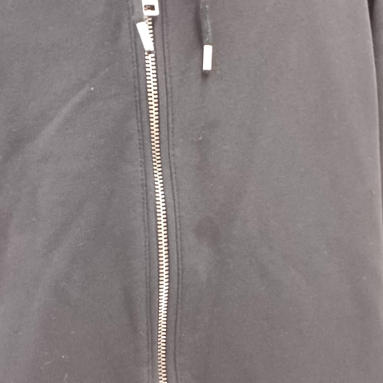 胸元うっすらシミあり