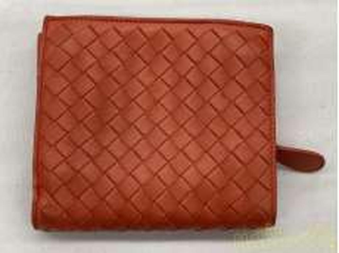 裏面真ん中がくぼんでいます