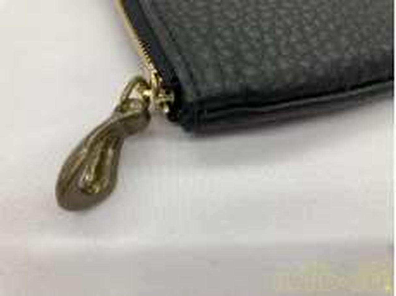 ファスナートップにキズがあります