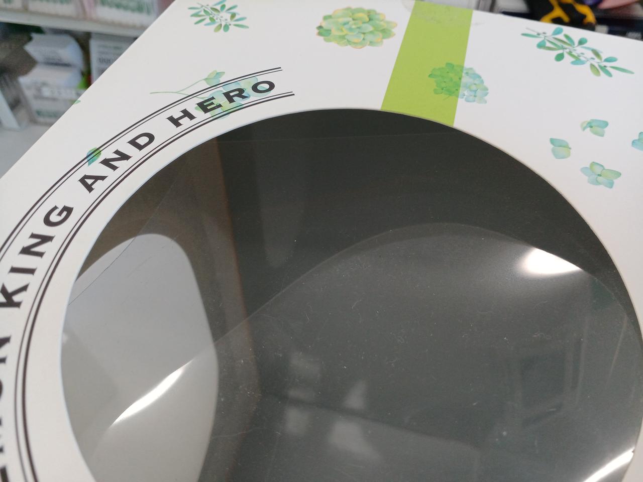 箱のフィルム上部外れてます。