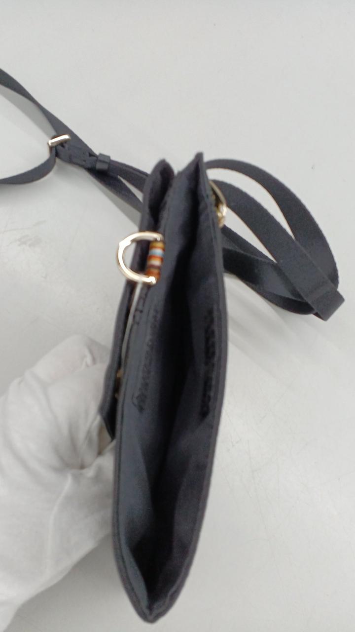 サイドにマジックテープでとめるポケット