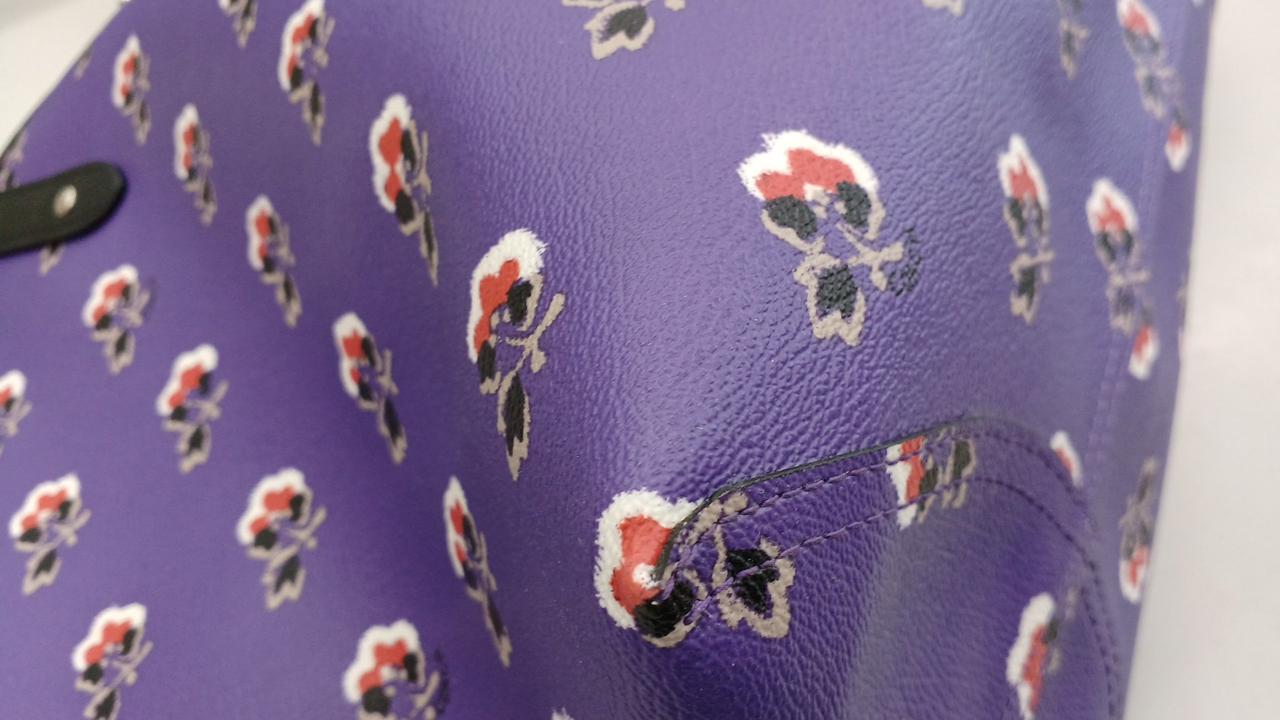 パープルの面の角に汚れがあります