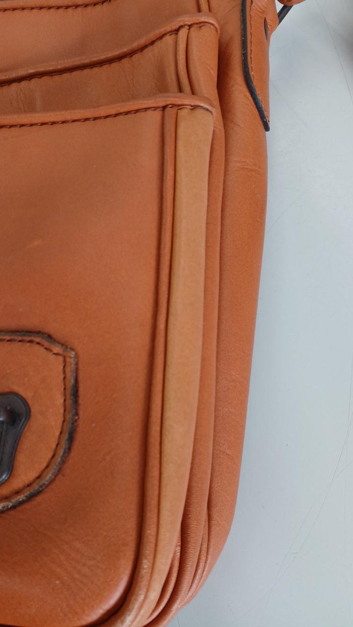 右横です。左同様、擦れて色褪せしています