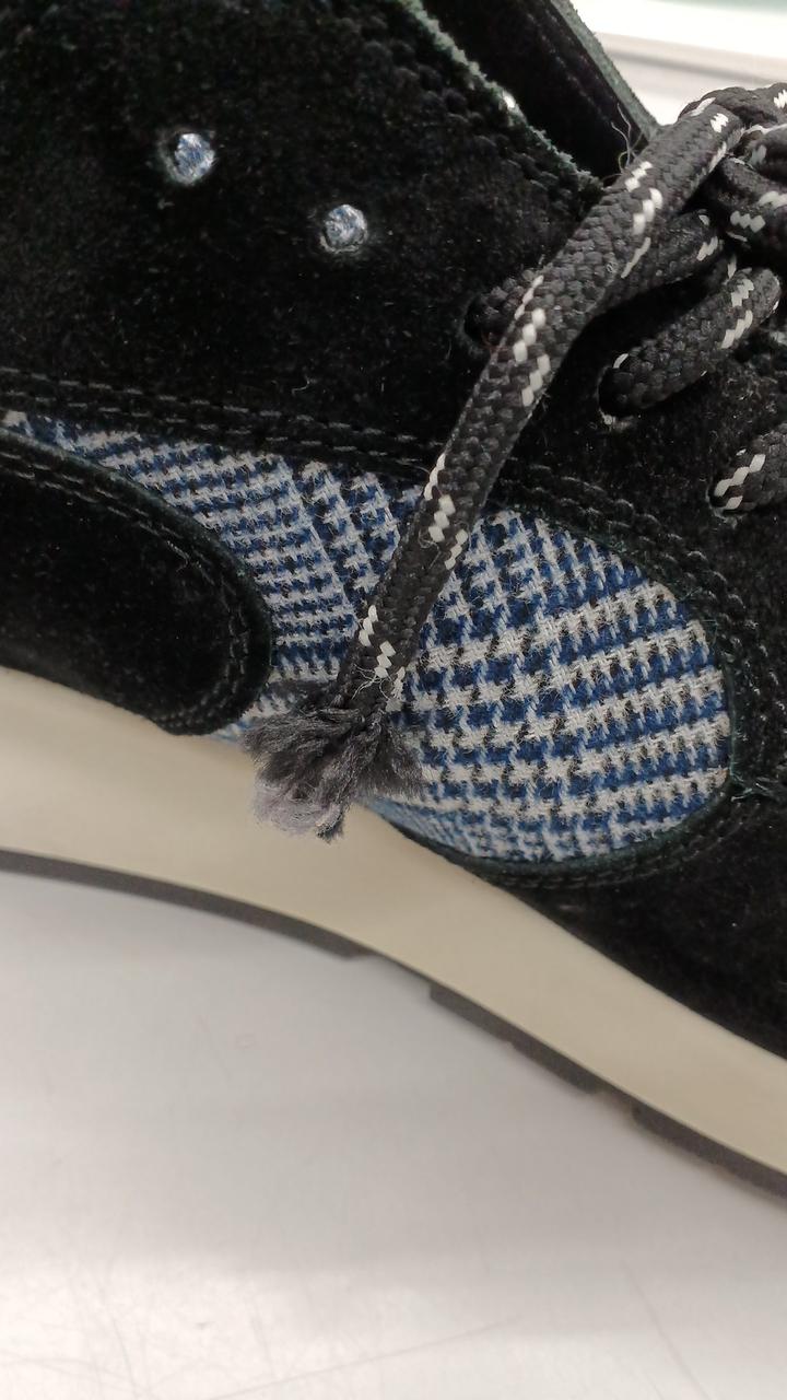 紐先ほどけてます。