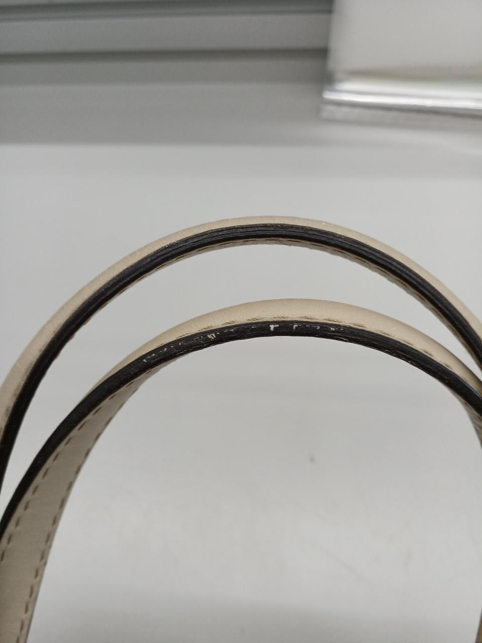 持ち手部分にキズがあります