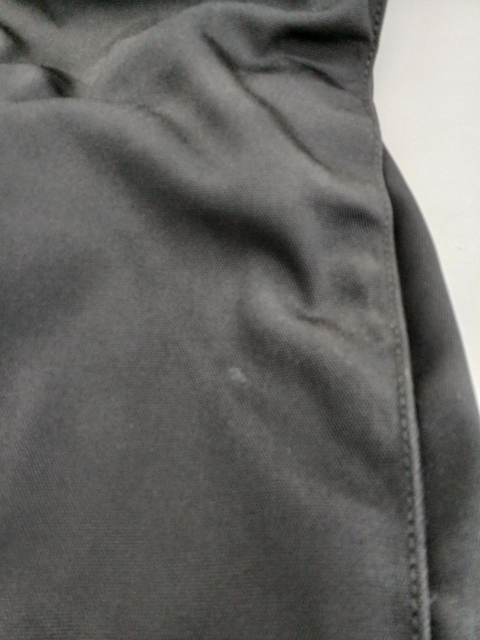 背面に小さな汚れがあります