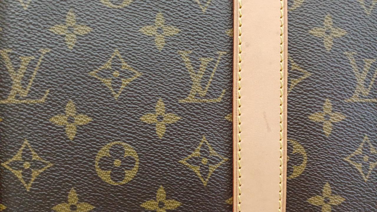 底面のヌメ革に汚れがあります