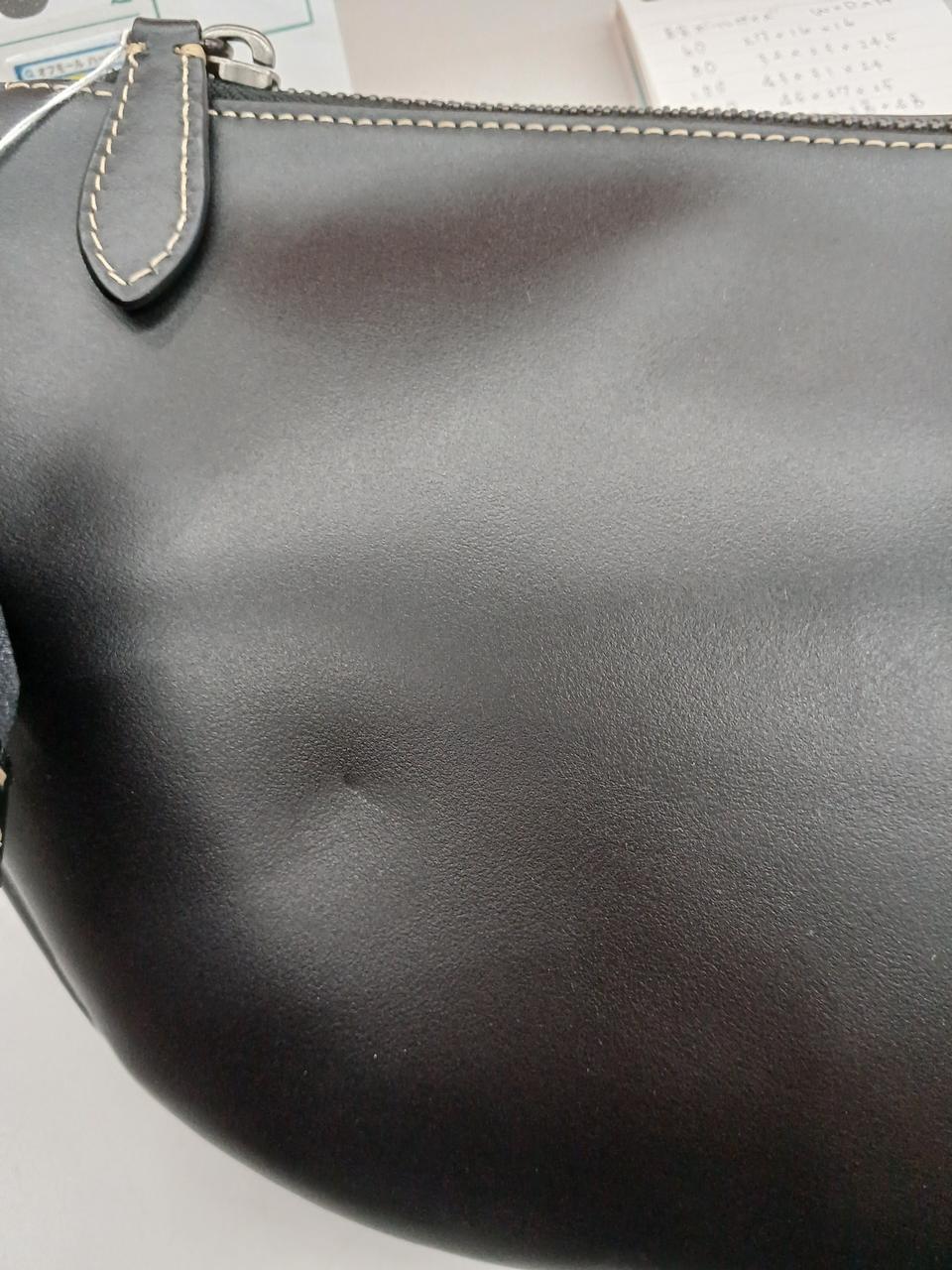 背面にキズがあります