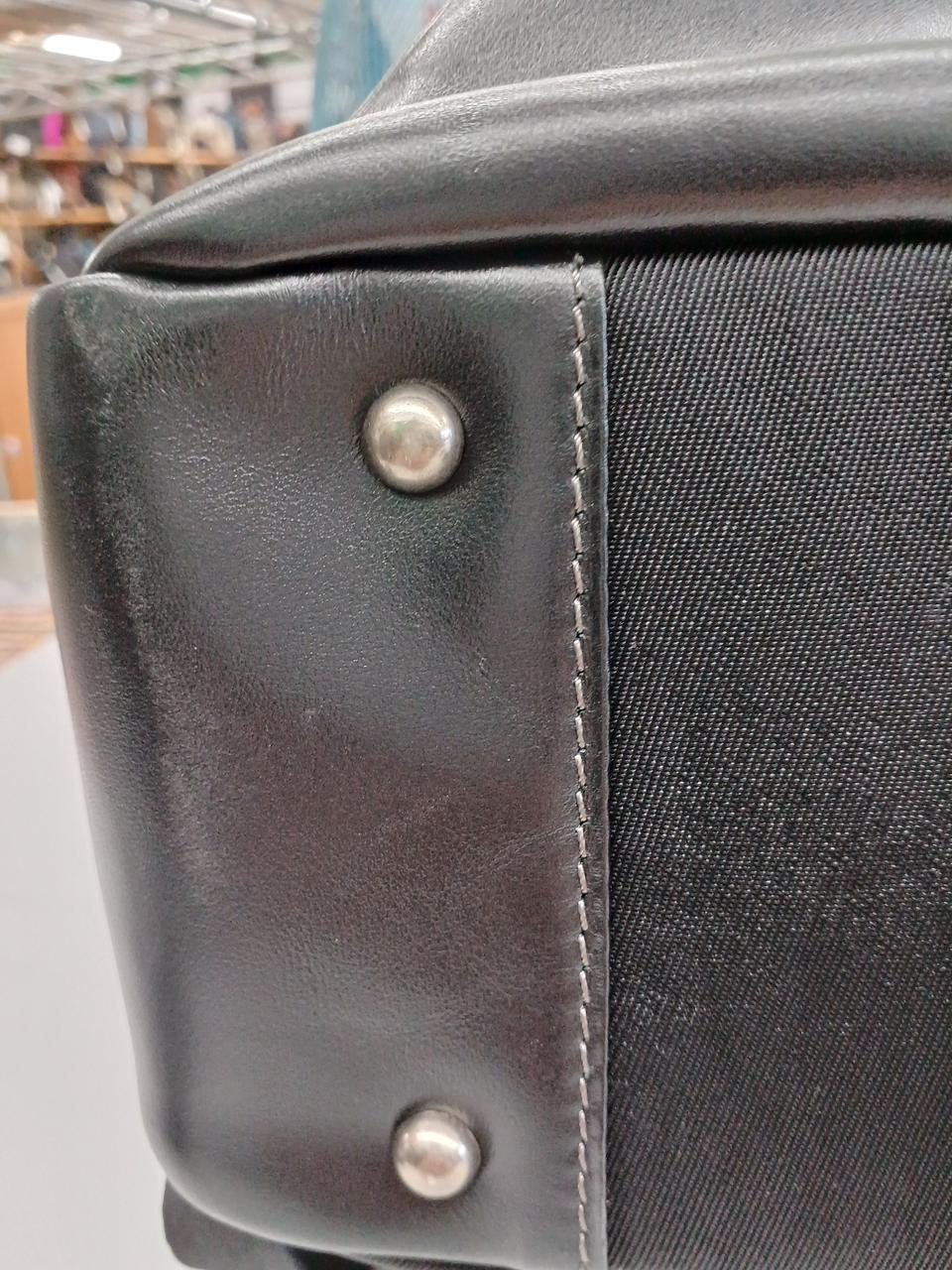 底面レザー部分にややスレが見られます