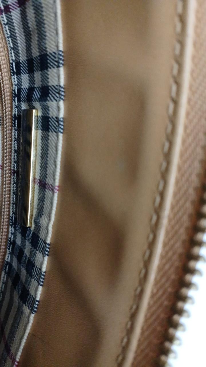 内側上部に汚れがあります