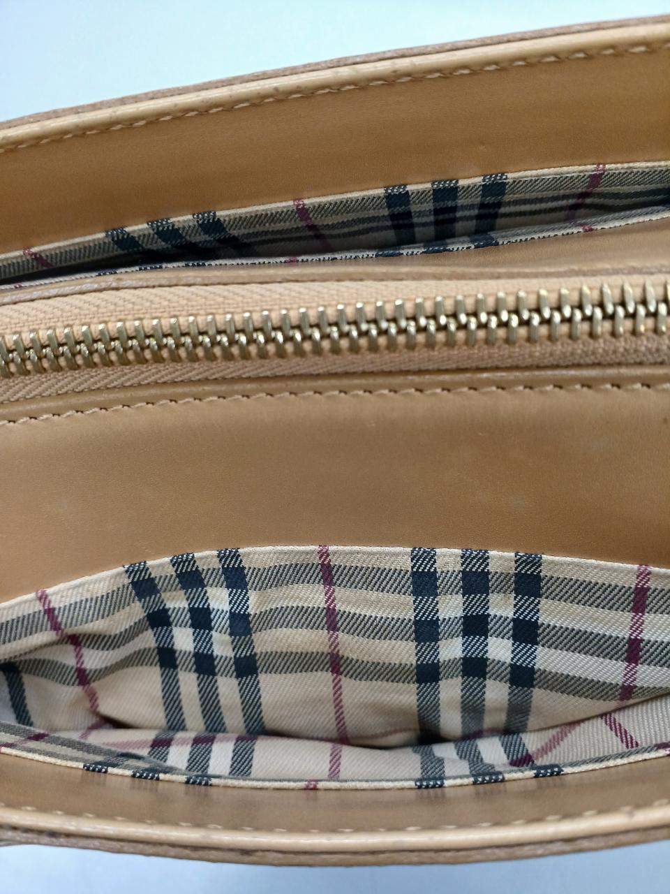 ポケット内部にシミがあります