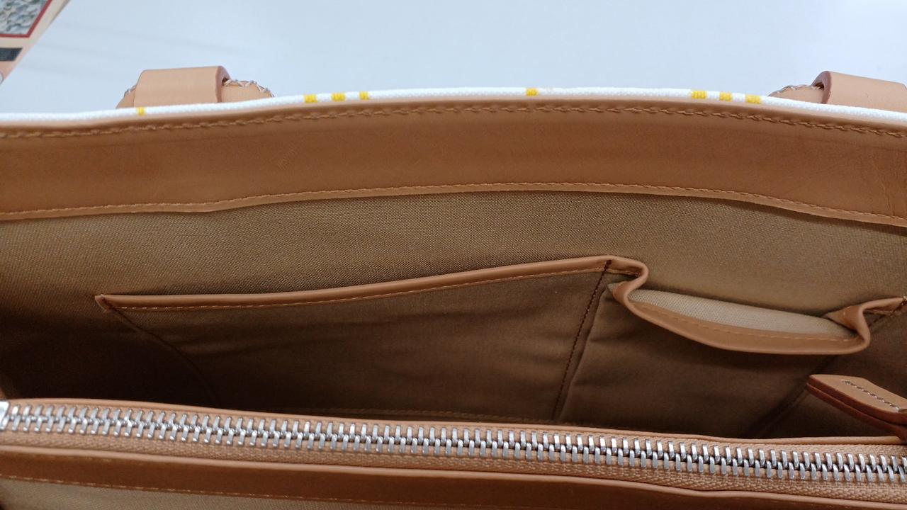 内側ポケット上部に反りがあります